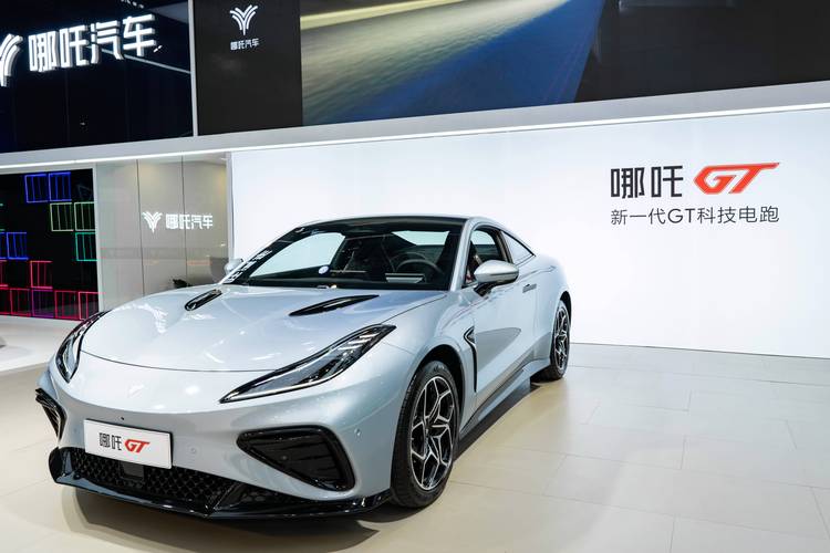 深圳56哪吒汽车在智能汽车领域的表现，领途汽车在新能源汽车市场中的影响力